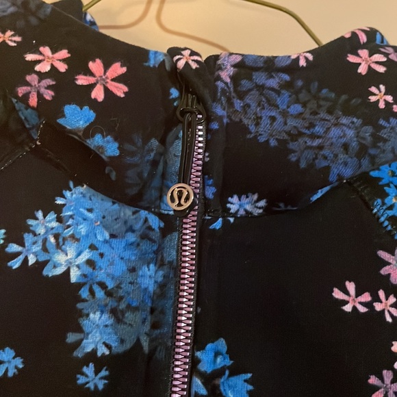 Gorgeous floral LULULEMON sweater in excellent condition - Picture 2 of 6